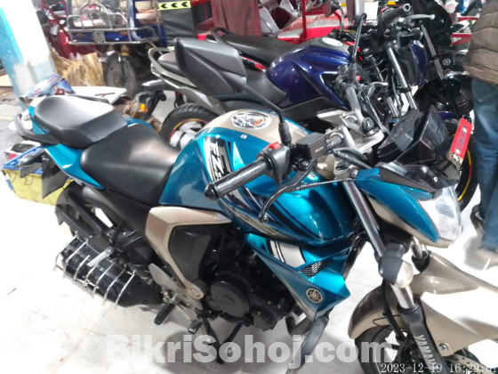 Yamaha FZS verso 2